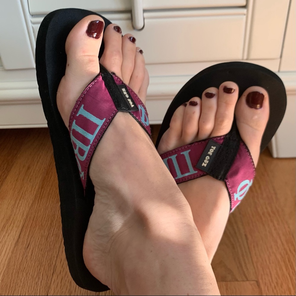 Pi Beta Phi Sorority Flip Flop Sandals - Women’s Size 7 / 37 - Toe Goz EUC - Picture 2 of 16